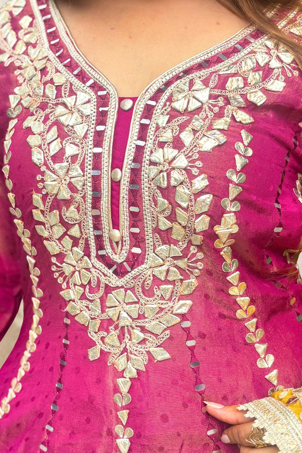Gulnaar-e-Zafran Choga Set
