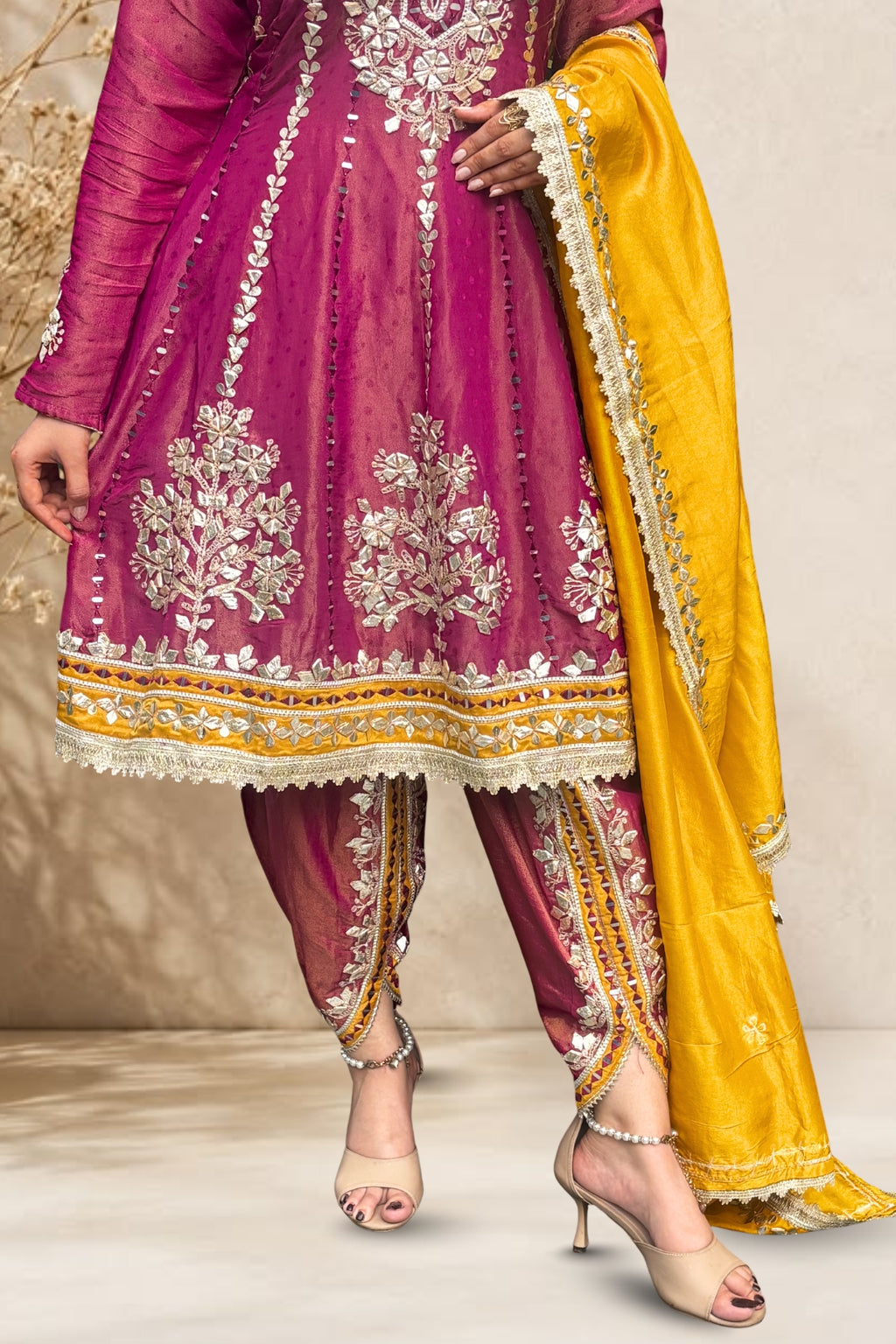 Gulnaar-e-Zafran Choga Set