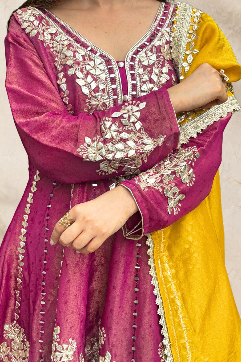 Gulnaar-e-Zafran Choga Set